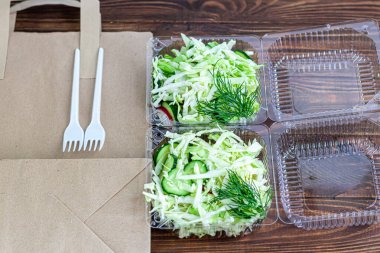 Karantina sırasında bir parti için yiyecek teslimatı. Fast food. Kurye paket servisi yapar. Karantina koşulları altında teslimat, salgın hastalıklar, Coronavirus covid-19 salgını. Ahşap bir arka planda. Boşluğu kopyala.