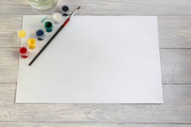 El yapımı el sanatları. Tatildeki ve karantinadaki çocuklar için yaratıcı aktiviteler. Renkli kağıt ve akrilik boya. Çocukların yaratıcılık projesi, dikiş işi. Boşluğu kopyala.