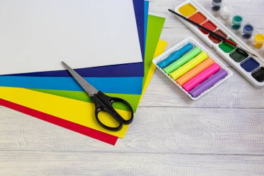 El yapımı el sanatları. Tatildeki ve karantinadaki çocuklar için yaratıcı aktiviteler. Renkli kağıt ve ondan çıkan ürünler. Virüse karşı koruma maskesi. Çocukların yaratıcılığı. Boşluğu kopyala