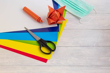 El yapımı el sanatları. Tatildeki ve karantinadaki çocuklar için yaratıcı aktiviteler. Renkli kağıt ve ondan çıkan ürünler. Virüse karşı koruma maskesi. Çocukların yaratıcılığı. Boşluğu kopyala