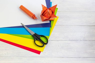 El yapımı el sanatları. Tatildeki ve karantinadaki çocuklar için yaratıcı aktiviteler. Renkli kağıt ve ondan çıkan ürünler. Virüse karşı koruma maskesi. Çocukların yaratıcılığı. Boşluğu kopyala