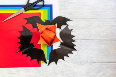 El yapımı el sanatları. Tatildeki ve karantinadaki çocuklar için yaratıcı aktiviteler. Renkli kağıt ve ondan çıkan ürünler. Virüse karşı koruma maskesi. Çocukların yaratıcılığı. Boşluğu kopyala