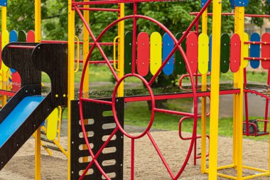 Yağmurda çocuk parkında boş salıncak. Parkta çocuk salıncağı, ahşap banklar, slaytlar, spor malzemeleri. Boş şehir, karantina. Yalnızlık kavramı.