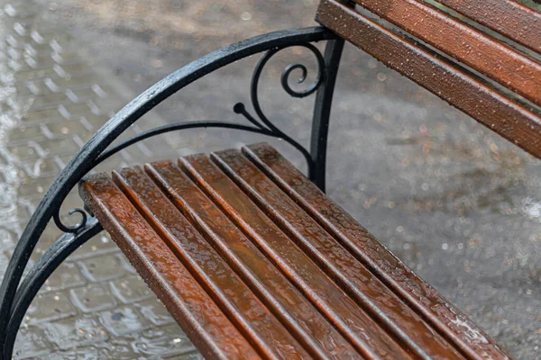 Yağmurda çocuk parkında boş salıncak. Parkta çocuk salıncağı, ahşap banklar, slaytlar, spor malzemeleri. Boş şehir, karantina. Yalnızlık kavramı.