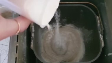 Ekmek makinesinde hamur yapmak. Diz çökme işlemi. Katkı maddeleri, un ve maya. Taze ev yapımı ekmek..