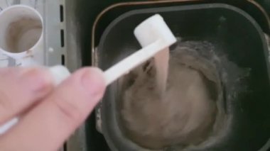 Ekmek makinesinde hamur yapmak. Diz çökme işlemi. Katkı maddeleri, un ve maya. Taze ev yapımı ekmek..