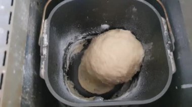 Ekmek makinesinde hamur yapmak. Diz çökme işlemi. Katkı maddeleri, un ve maya. Taze ev yapımı ekmek..