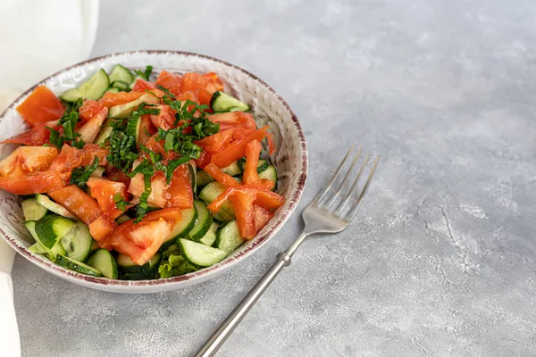 用新鲜蔬菜做的饮食沙拉 西红柿 青葱和辣椒 欧芹青菜 用橄榄油做的衣服复制空间 — 图库照片