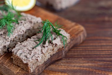 Havuç, soğan ve tereyağlı taze ev yapımı tavuk ciğeri ezmesi. Dereotu filizi ile süslenmiş. Ekmekle kayganlaştırılmış. Ahşap bir arka planda. Boşluğu kopyala