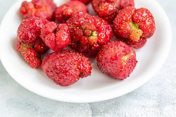 Ugly Natural Product Strawberries White Dish Red Ripe Strange Shapes — Stock Photo, Image