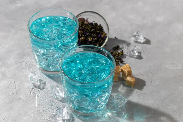 Een Glas Koude Blauwe Thee Met Erwtenbloemen Ijs Blauwe Erwten — Stockfoto