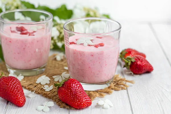 Batidos Fresa Yogur Sobre Fondo Blanco Decorado Con Flores Saúco — Foto de Stock