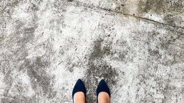 Çatlak beton zemin, doğal doku. Hafif arkaplan. Ayaklar yere bassın. Gölgeler.
