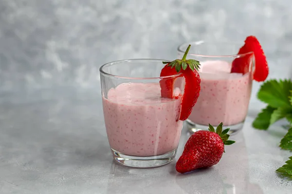 Erdbeer Joghurt Smoothies Auf Grauem Hintergrund Mit Holunderblüten Und Erdbeeren — Stockfoto