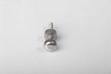 Çelik vidalar, çeşitli uzunlukta ve kalınlıkta krom metal vidalar. Yeşil yapraklı gri bir arka planda. Boşluğu kopyala.