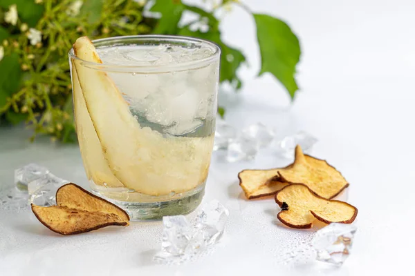 Limonada Caseira Com Gelo Peras Fatiadas Copo Fundo Leve Pedaços — Fotografia de Stock