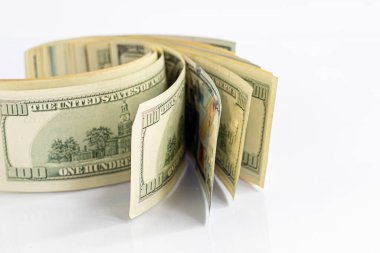 Beyaz arka planda banknotlar. Küresel ekonomik kriz kavramı. Bulmacalar ve mıknatıslar için uygun. Boşluğu kopyala.