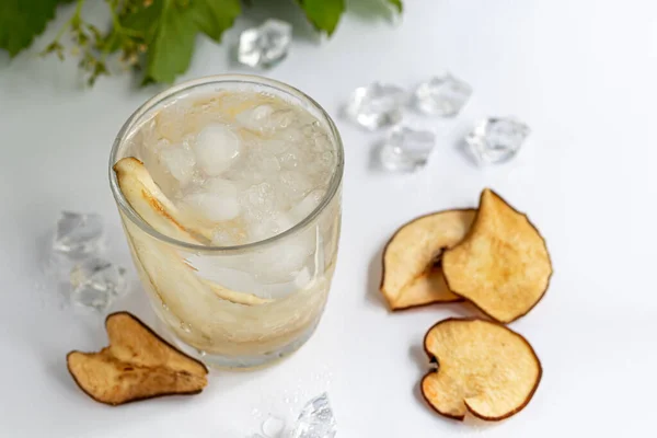 Limonada Caseira Com Gelo Peras Fatiadas Copo Fundo Leve Pedaços — Fotografia de Stock