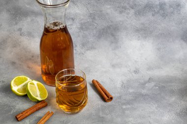 Kombu çayı ya da elma şarabı, gri arka planda mayalanmış içecek. Probiyotik sağlıklı bir içecek Kombucha 'dır. Boşluğu kopyala