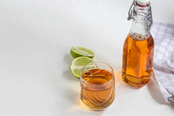 Kombucha Cider Gefermenteerde Drank Een Grijze Achtergrond Een Probiotische Gezonde — Stockfoto