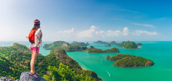 Подорожуюча панорама на верхівці групи островів з насолодою дивиться красуня. — стокове фото