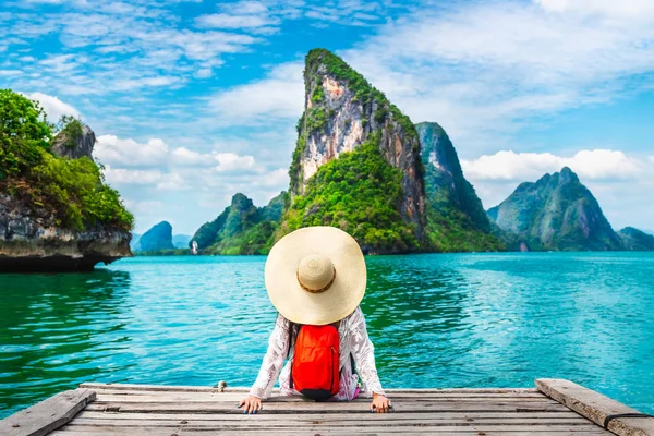 Viajante mulher olhando espantado natureza paisagem cênica tropical i — Fotografia de Stock