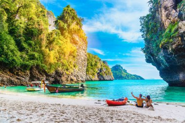 A) Krabi 'deki küçük bir adada doğanın manzaralı deniz plajı.