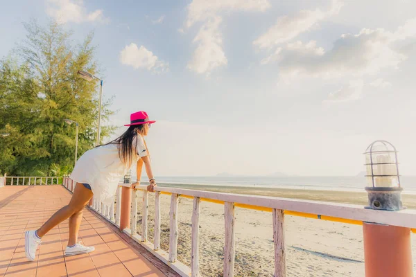 Viajante asiático mulher alegria relaxante no terraço do resort na frente — Fotografia de Stock