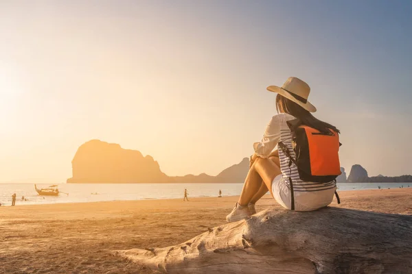Feliz viajante mulher alegria relaxante em férias de verão ao pôr do sol P — Fotografia de Stock