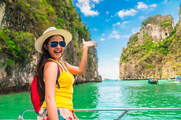 Glücklich Reisende asiatische Frau auf dem Boot Freude Spaß Natur szenische Landschaft — Stockfoto