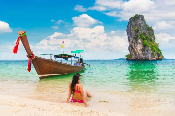 Călător femeie relaxare pe plajă bucurie natură pitoresc Poda Island A — Fotografie, imagine de stoc