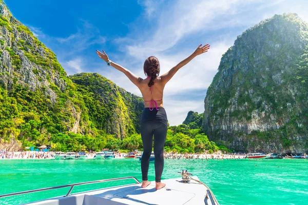 Feliz viajante mulher no barco alegria diversão natureza cênica praia ensolarada M — Fotografia de Stock