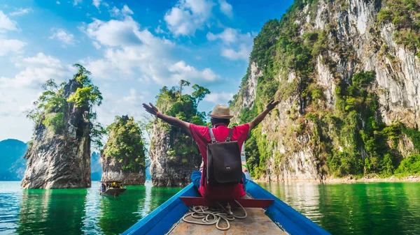 Panorama reisender mann auf boot freude spaß erstaunt natur rock insel — Stockfoto