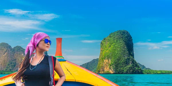 Traveler Woman Relaxing Outdoor Lifestyle Boat Looking Joy Panorama Beautiful — ストック写真