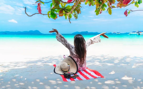 Счастливая женщина путешественник на пляже носить радость весело отдыхать на красивой — стоковое фото