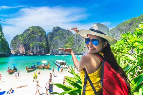 Happy smiling traveler woman joy fun relaxing beautiful nature f — ストック写真