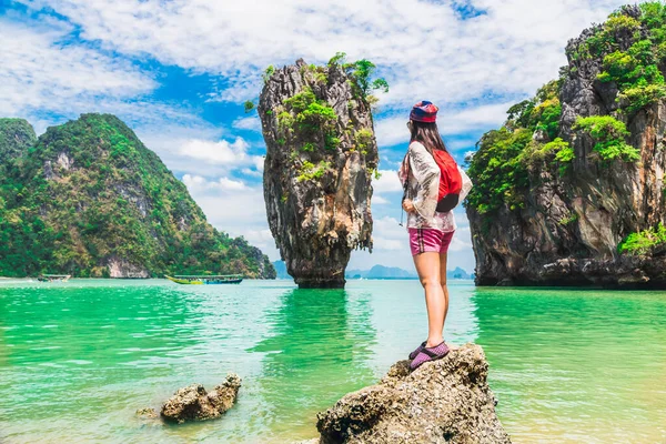 Reisende Frau auf Felsen Strand Freude Natur malerische Landschaft james b — Stockfoto