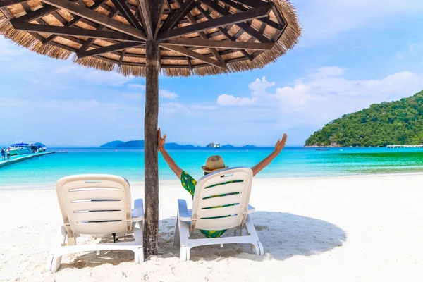 Ευτυχισμένος άνθρωπος ταξιδιώτη χαλαρώνοντας στην παραλία καρέκλα χαρά όμορφη φύση — Φωτογραφία Αρχείου
