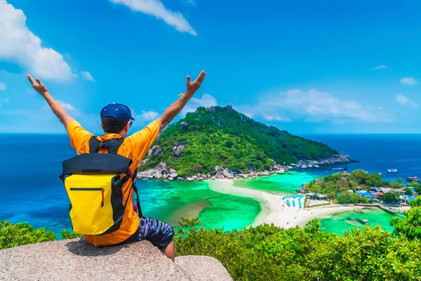 Aventure en plein air homme voyageur sur l'île joie plaisir beau n — Photo