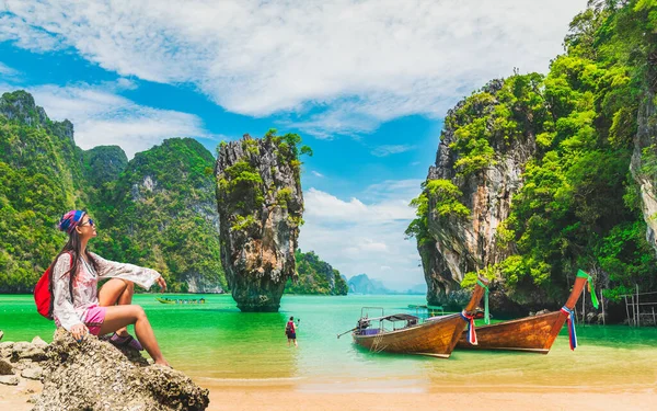 Viajante mulher relaxante na praia alegria natureza paisagem cênica Jam — Fotografia de Stock