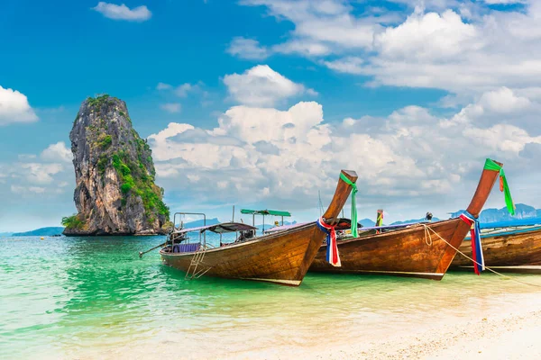 Tailandês tradicional longtail barco na praia do mar natural à espera de — Fotografia de Stock