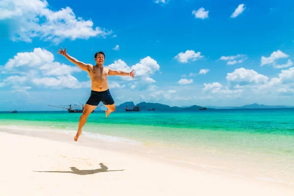 Natureza para a vida Estilo de vida feliz verão jovem asiático viajante salto — Fotografia de Stock