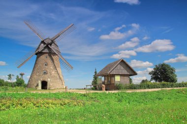 Araisi eski değirmenler.