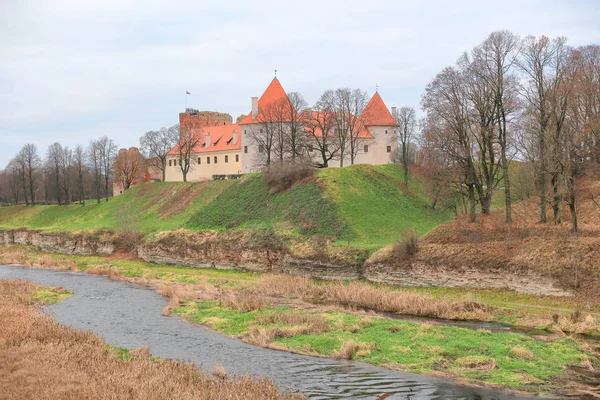 Castillo medieval Bauskas en otoño . — Foto de Stock