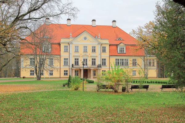 Malpils manor i höst. — Stockfoto