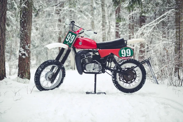 Starych motocykli sportowych w okresie zimowym. — Zdjęcie stockowe