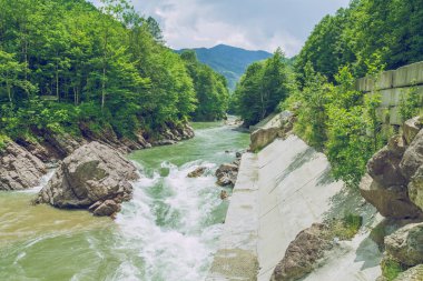 Yağmur sonra Rus nehir.