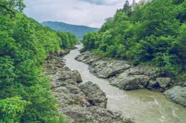 Yağmur sonra Rus nehir.