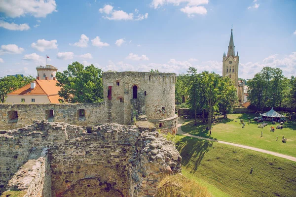 Foto de Moinho De Vento Na Medieval Cesis Região Da Letônia e mais