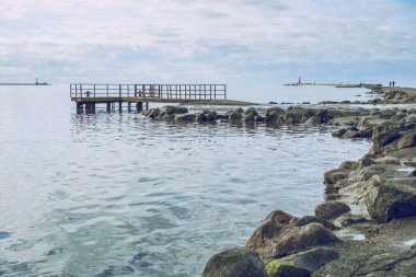 Deniz feneri Baltık Denizi üzerinde yol.